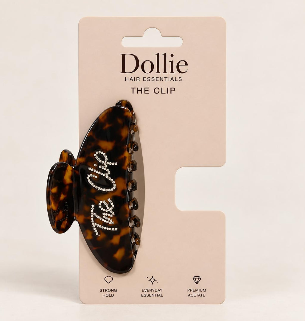 The Clip tortoiseshell pe ambalajul Dollie Hair Essentials